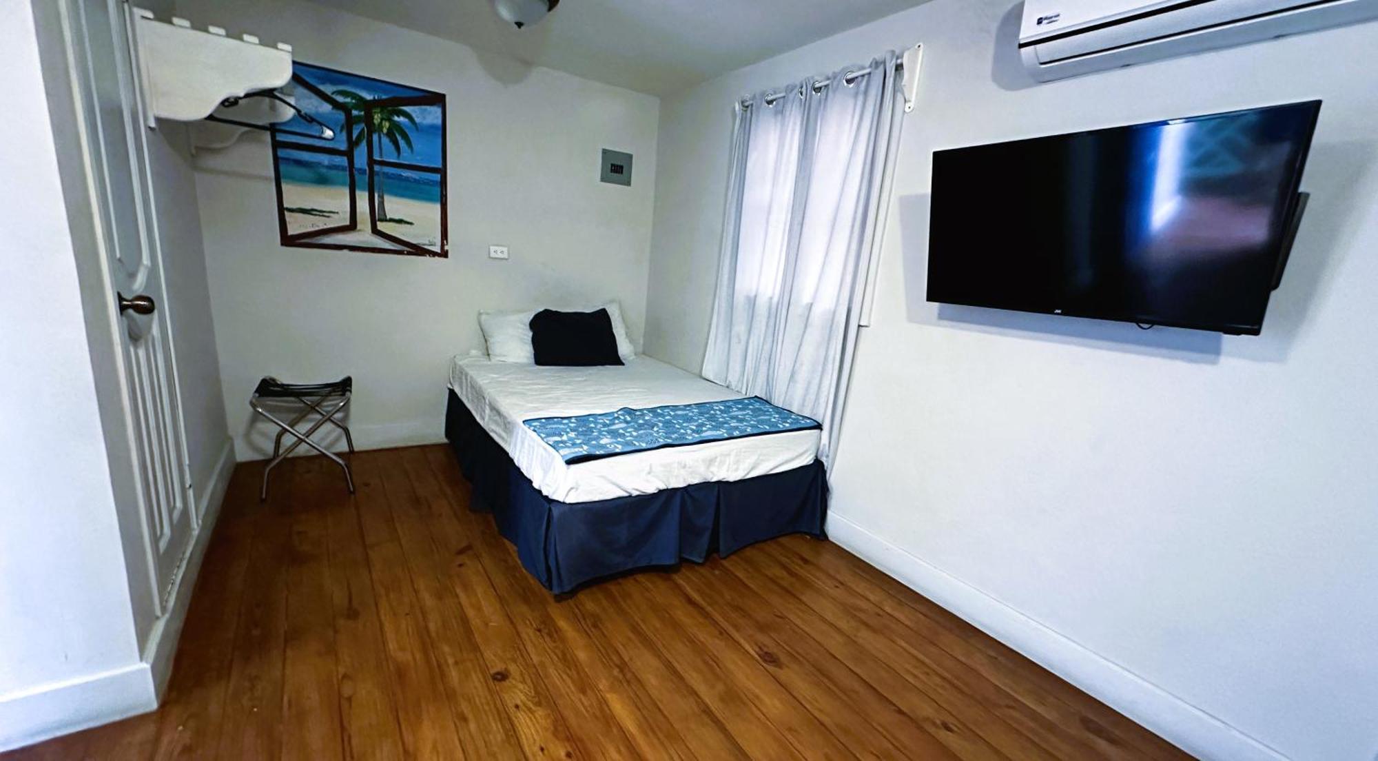 Hotel Miramar Уест Енд Екстериор снимка